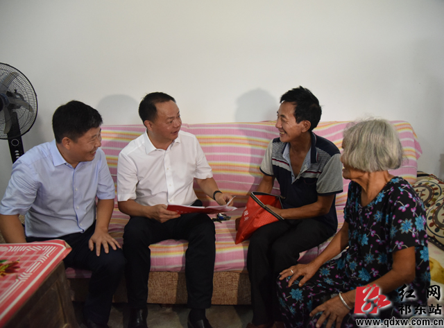 郑建新走访慰问了肖功正,刘长寿,彭秀元等脱贫户,并为他们送上了慰问