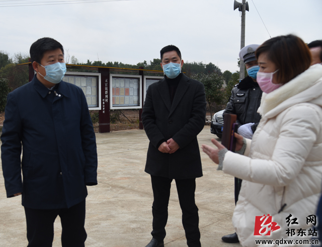 10日下午,县委书记杜登峰在县人大常委会主任张永法,副县长官三元的